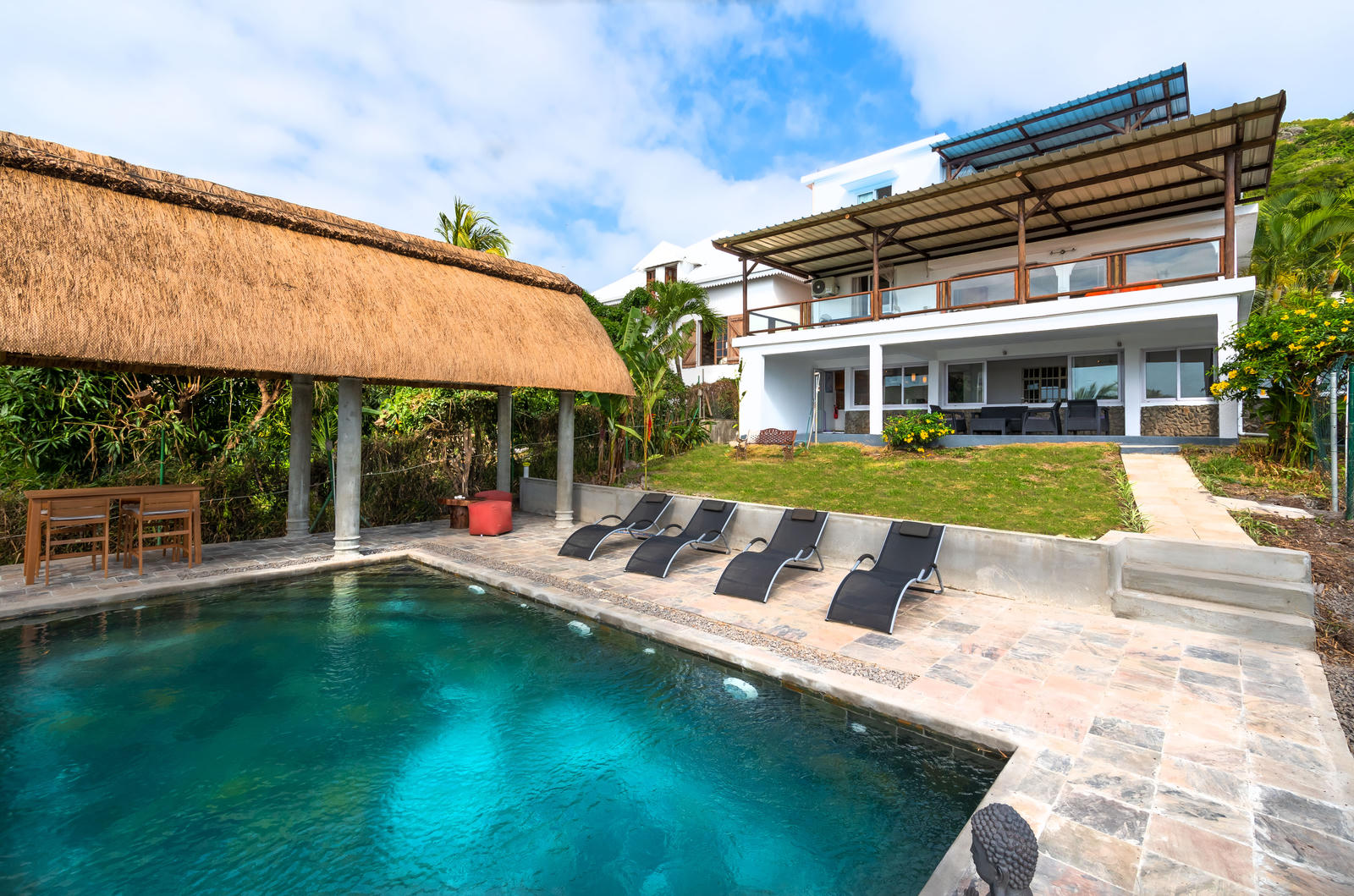 Vue sur la piscine et le jardin tropical